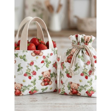 Tissu coton “Ourson A La Fraise” – Motif ours et fraises – Certifié Oeko-Tex®